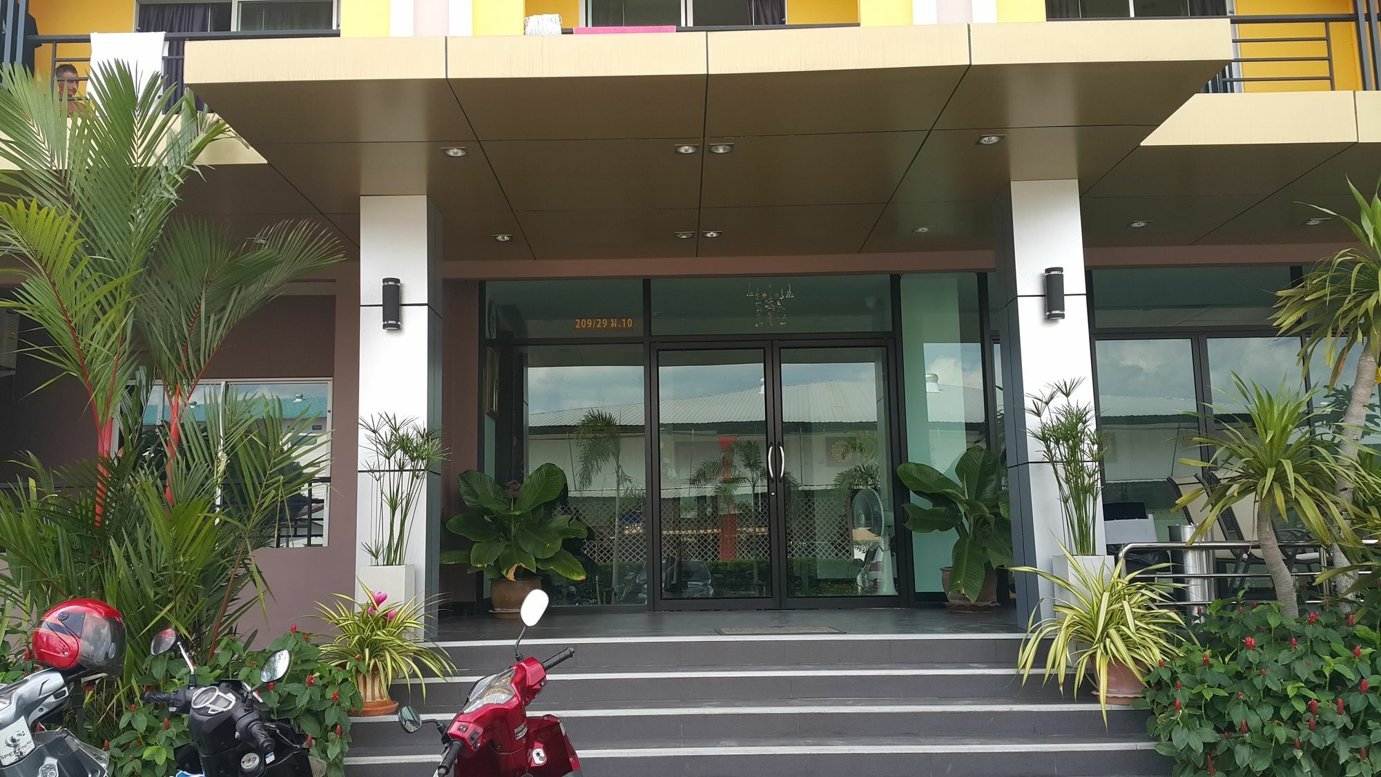 B Space Residence Nong Prue Экстерьер фото
